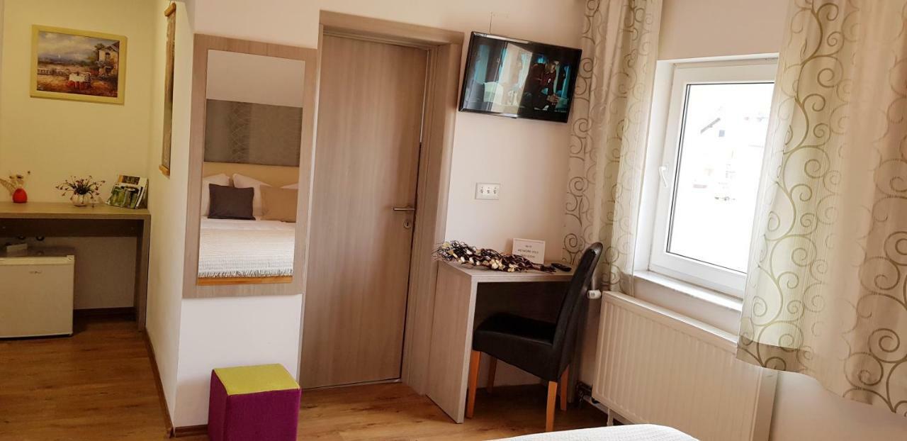 Rooms Velo Korenica Exterior photo