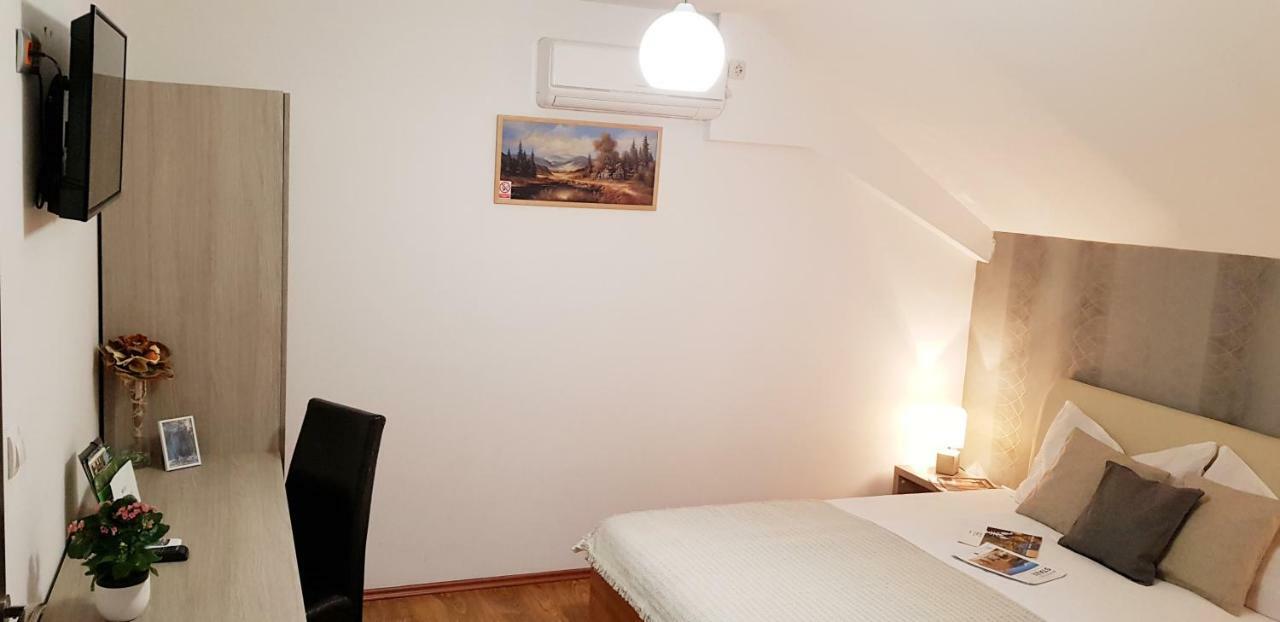 Rooms Velo Korenica Exterior photo