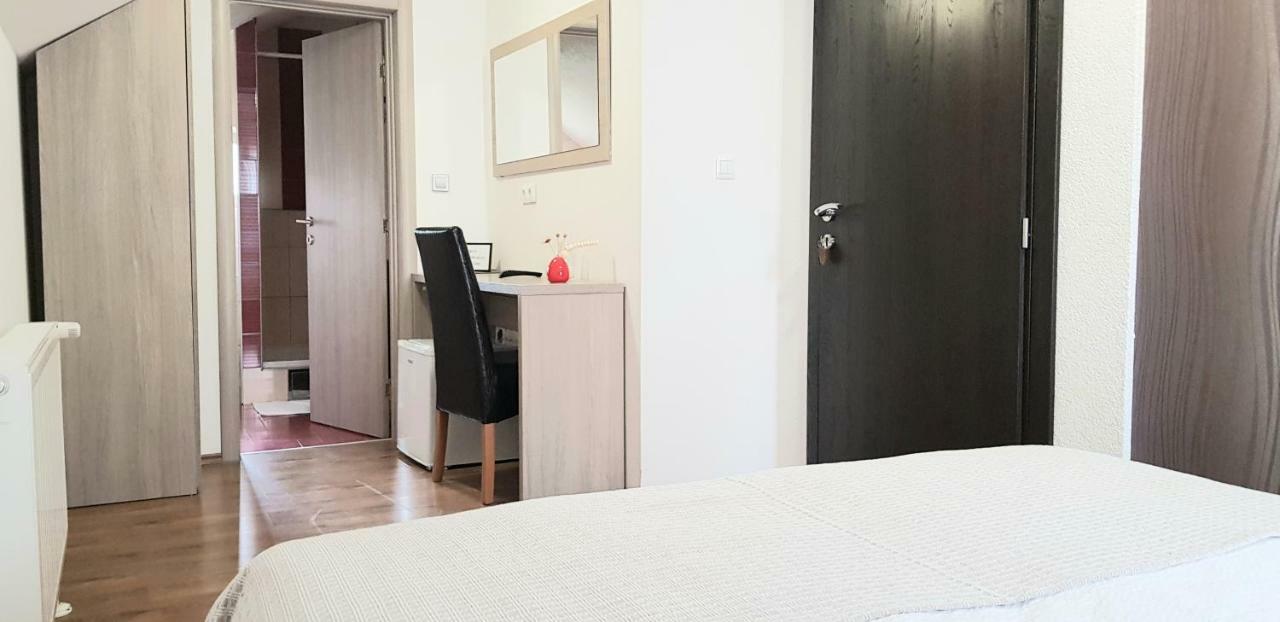 Rooms Velo Korenica Exterior photo